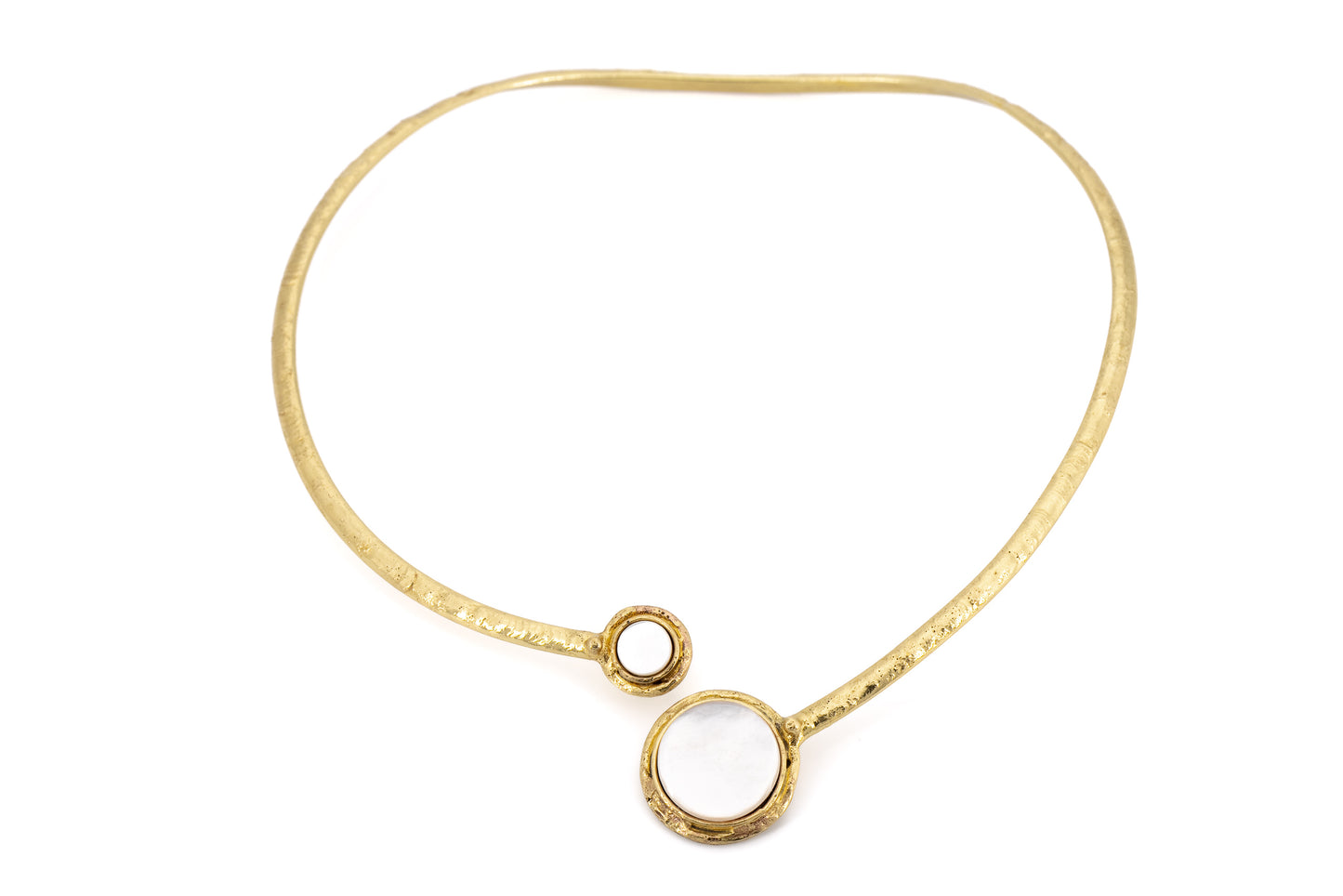 CHOKER OTTONE CON DUE PIETRE TONDE MADREPERLA SH414